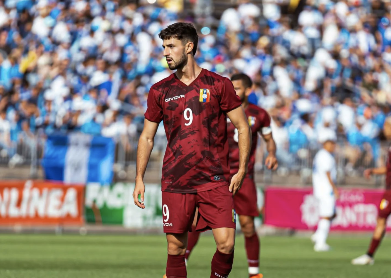 El delantero venezolano Alejandro Marques, en el terreno con la Vinotinto