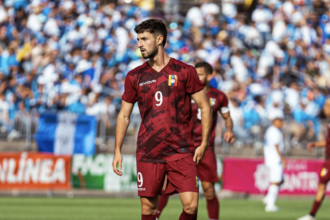 El delantero venezolano Alejandro Marques, en el terreno con la Vinotinto