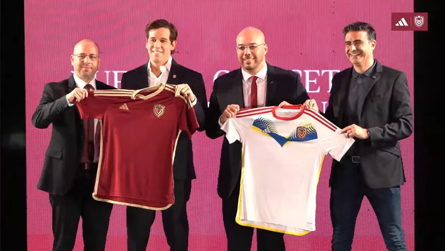 Directores del Grupo David, Adidas y el presidente de la FVF posan con las nuevas casacas vinotinto