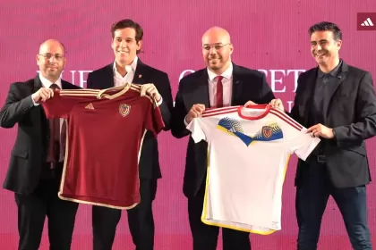 Directores del Grupo David, Adidas y el presidente de la FVF posan con las nuevas casacas vinotinto