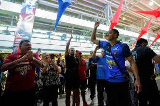 El arquero venezolano Wuiler Fariñez es recibido con júbilo por parte de fanáticos de su nuevo club Caracas FC.