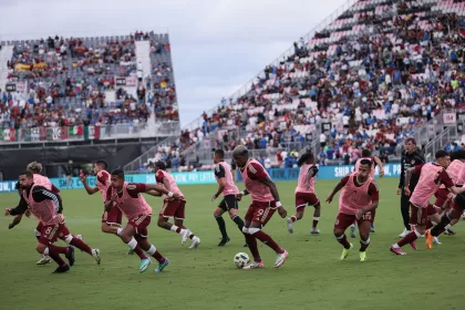 Jugadores de Venezuela entrenan en el medio tiempo del partido ante Italia