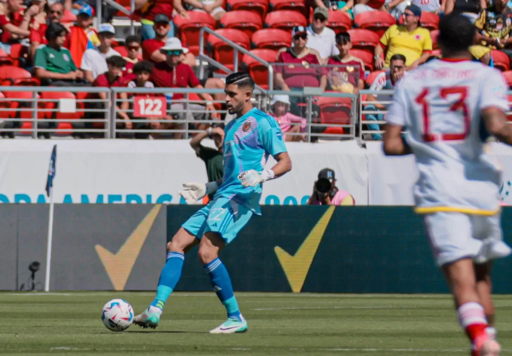 Rafael Romo pasa la pelota en el encuentro entre Ecuador y Venezuela en el primer partido del Grupo B